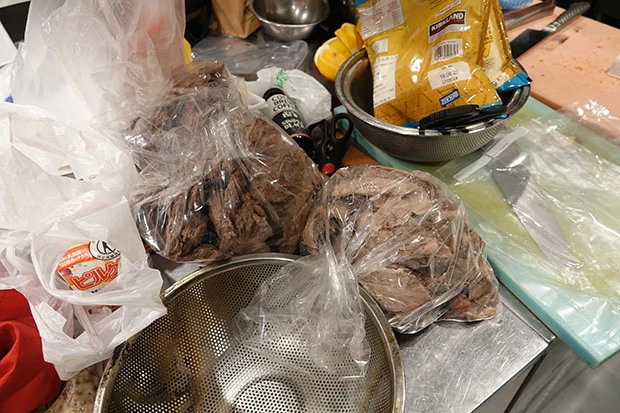 こちらは切除されたタン先。タン元はタン全体の3分の1程度なので、残りの約3分の2は今回の料理では使わないとのこと