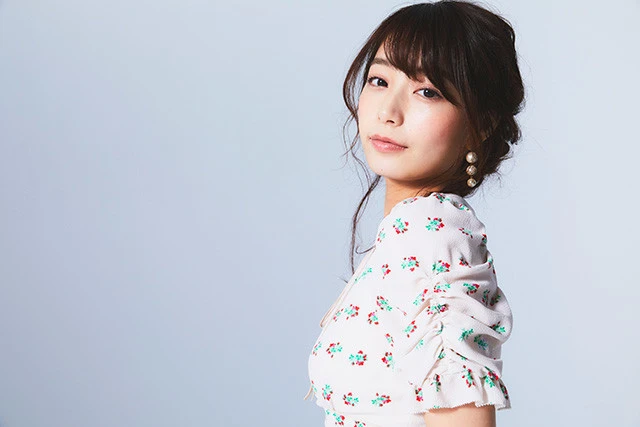 話題のフリーアナウンサー・宇垣美里が１ｓｔフォトエッセイ『風をたべる』に「自分の本が並ぶなんて夢のまた夢。ニヤニヤしちゃいます」