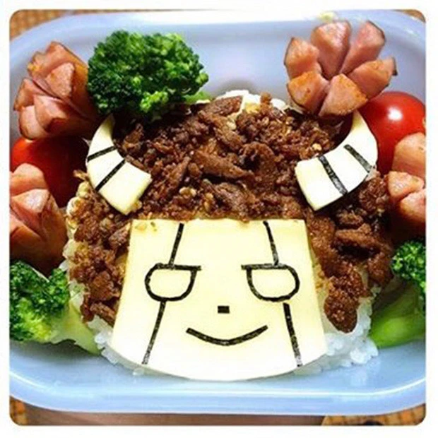 おかゆ先生が夏ちゃんの運動会用に制作したキャラ弁。ロングホーンはチーズ、アフロはお肉で再現されている(おかゆ先生より提供)