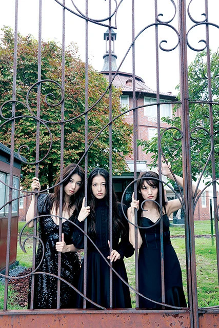 左から結城モエ、松井りな、高尾美有