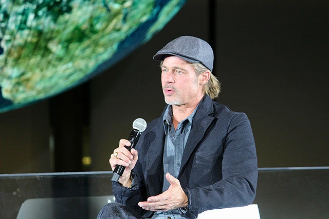 ブラッドはふたりに「また宇宙へ行きたいか」と質問。「戻りたい」(山崎)、「今度は月に行きたい」(毛利)とふたりは答えた