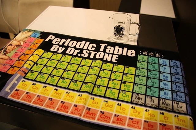 小長谷さんの私物の『Ｄｒ．ＳＴＯＮＥ』グッズ。ガラスのコップは『少年ジャンプ』のプレゼント企画で当選したもの。プレゼントに応募するほどの『Ｄｒ．ＳＴＯＮＥ』ファンなのだ　©米スタジオ・Ｂｏｉｃｈｉ／集英社
