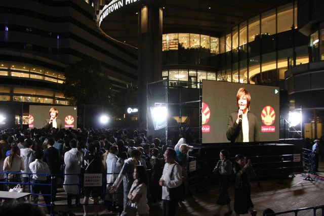 緒方が現れると現地・パリでは大歓声が