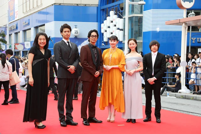 映画『女の機嫌の直し方』の出演者たち。左から横澤夏子、佐伯大地、平岡祐太、早見あかり、松井玲奈、有田駿介監督