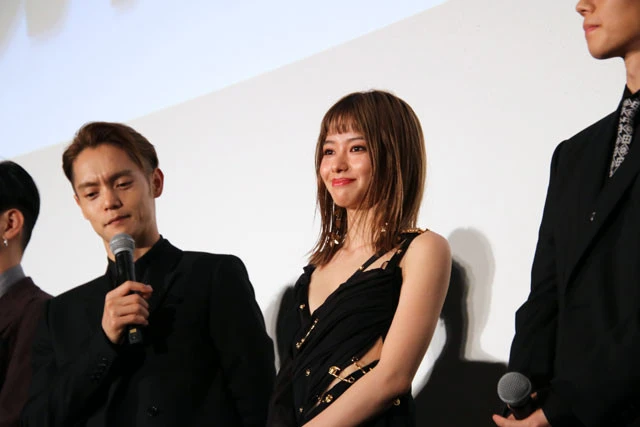 映画のヒットを祈る山本