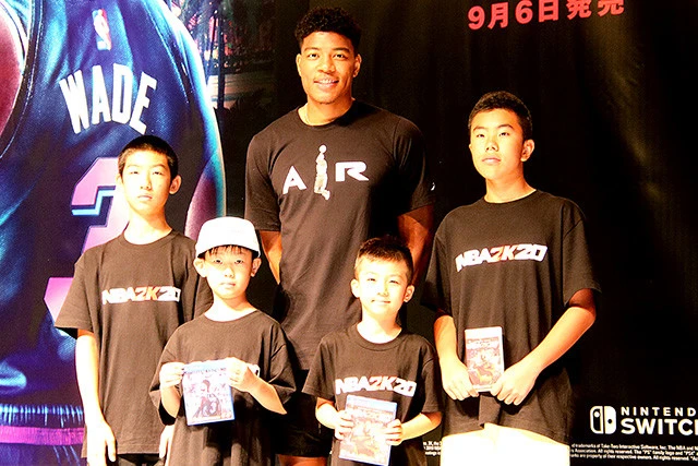 イベントに出席した八村と小中学生たち