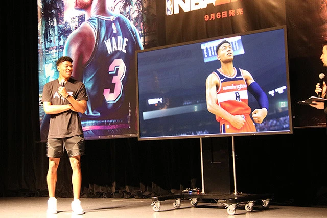 ゲーム内で再現された自分を見て喜ぶ八村