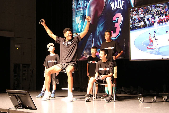 ゲーム内では敵である自分のキャラに点を入れられるも喜ぶ八村