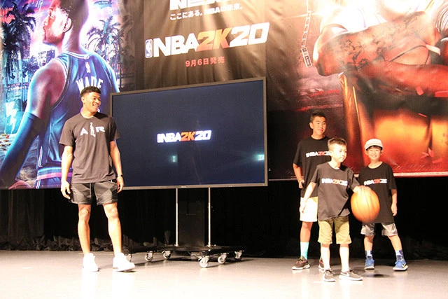 子供たちへ八村からレクチャーする場面も