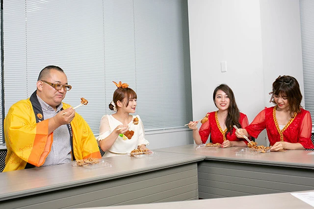 取材中にもかかわらず、さも当たり前のように唐揚げを食べ始める