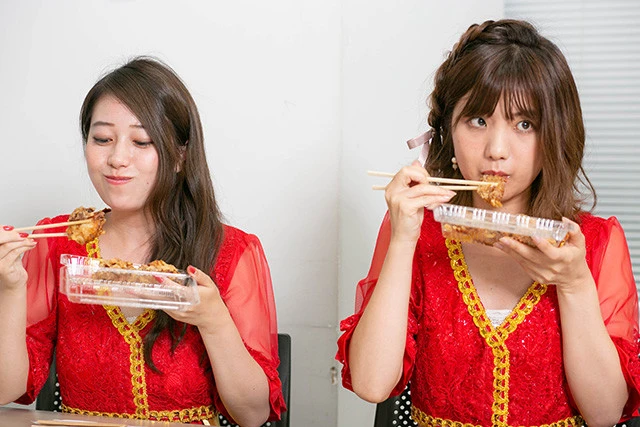 幸せそうにから揚げを食べる鳥マキガールズのふたり。から揚げに夢中で人の話を聞いていないのが玉に瑕（きず）