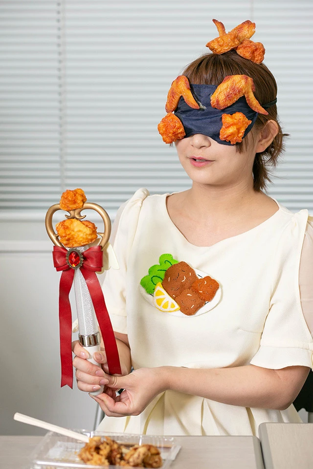 から揚げヘッドアクセサリー、から揚げアイマスク、から揚げワンピース、から揚げスティックをフル装備した有野。ちなみにすべて手作り