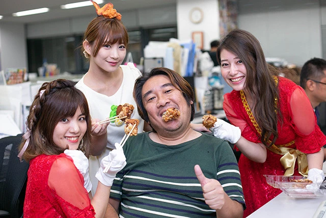 から揚げをツッコまれたからなのか、美女に囲まれたからなのか...とにかく幸せそうなスタッフ