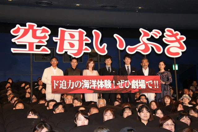 初日舞台挨拶に出席した(左から)若松節朗監督、市原隼人、本田翼、西島秀俊、佐々木蔵之介、藤竜也、深川麻衣