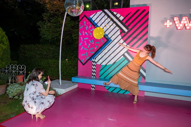 フォトスポットで動画撮影するゆうこすと菜波