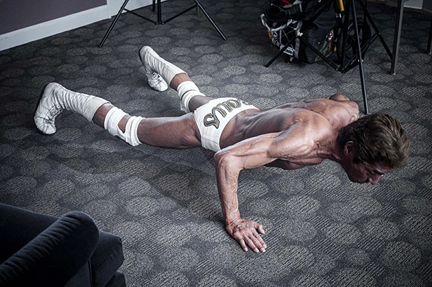 妥協なきトレーニングと食事管理で現在は血管も浮き出るほどのバッキバキのボディに。体脂肪は驚異の5.5%。写真は撮影前に筋肉をパンプアップさせようとゴージャスプッシュアップに励む松野氏