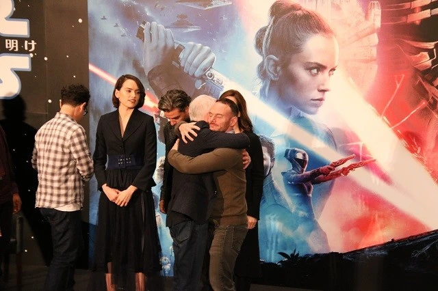 熱い抱擁を交わすアンソニーとテリオ