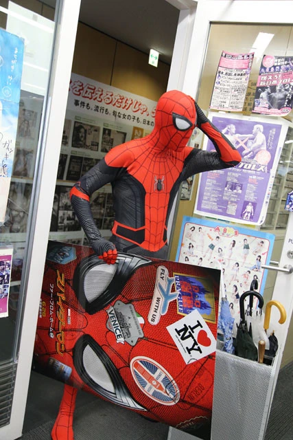 ストレートに映画の宣伝にやってきたスパイダーマンさん
