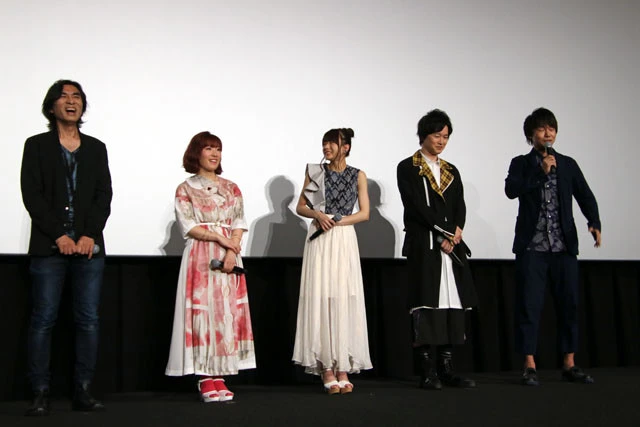 今泉(右端)に裏話を明かされ、爆笑する河森(左端)