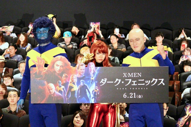 (左から)福島、えなこ、熊谷