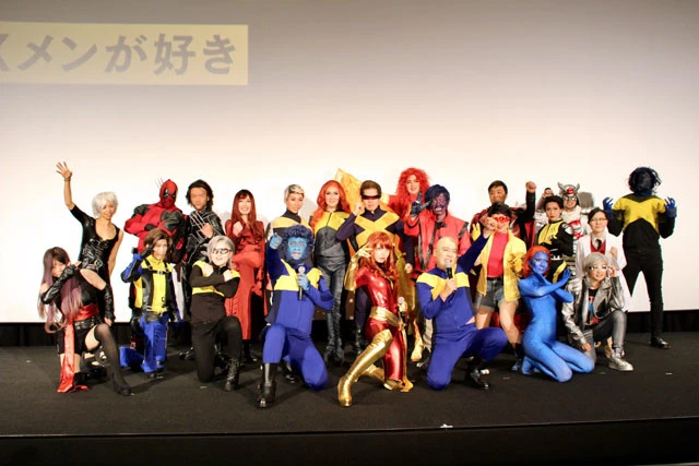 一般のコスプレイヤーたちと集合写真も撮影