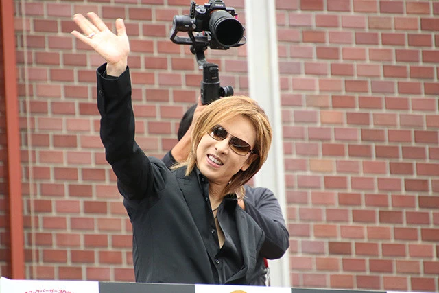 ＹＯＳＨＩＫＩが『てりやきマックバーガー３０周年記念イベント』で新宿の街に登場「僕はワイン、バラ、てりやきバーガーです」