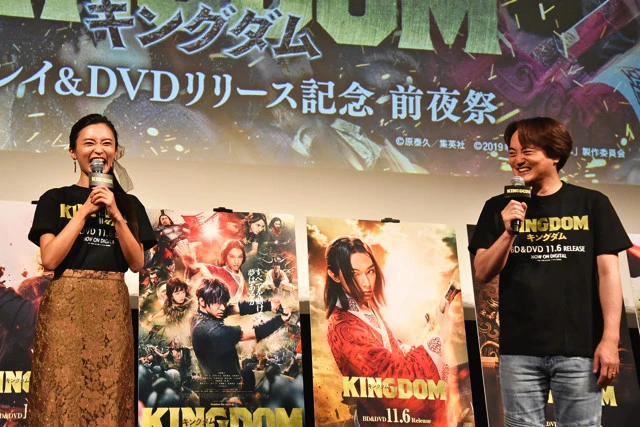 制作秘話に喜ぶ小島。ちなみに大将軍・王騎(おうき)を演じた大沢たかおが馬群を率いるシーンは、大沢の見事な貫禄によって馬も従順になり、一発OKだったそう