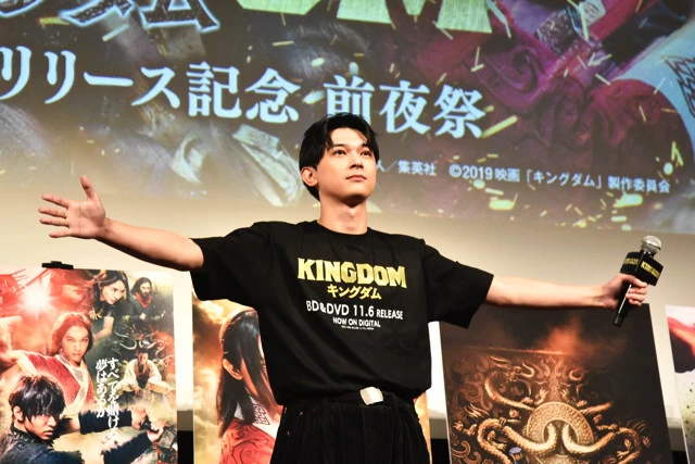 吉沢が実際に壇上に登場するやいなや、観客の女性たちの大きな歓声が上がっていた