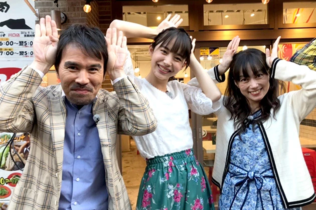 タレント仲良し家族・兎草家。父(左)、娘(中央・井桁さん演じる兎草早織)、母(右)は3人でテレビレギュラーを持つほどの人気だ