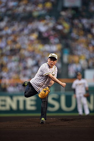 【肉４０周年】「子供の頃の夢がかなった」阪神甲子園球場「キン肉マンＤａｙ」で、ゆでたまご先生が見事ストライク投球！