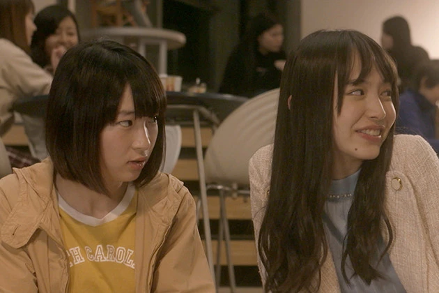 石川瑠華さん演じる亀田美羽（左）はいわゆる陰キャ。井桁さん演じる陽キャの兎草早織（右）が、大学で気さくに話しかけるが……