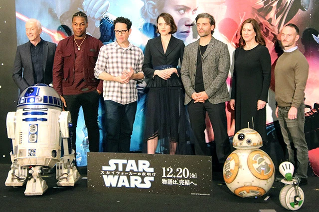 （左から）アンソニー・ダニエルズ、ジョン・ボイエガ、Ｊ．Ｊ．エイブラムス監督、デイジー・リドリー、オスカー・アイザック、プロデューサーのキャスリーン・ケネディ、脚本のクリス・テリオ