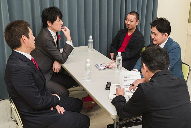 聞き手はインタビューマン山下(元ジャリズム)。芸人引退後、ふた組と顔を合わせるのは初めて。昔話に花が咲いた