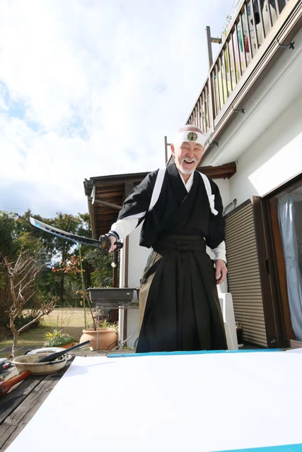 はかま姿で頭には鉢巻き。グッとタスキをかけて、「プレイボーイ」の揮毫前には日本刀を振るって気合いを入れる。時折見せる、仏様のように柔和な笑顔が印象的だった