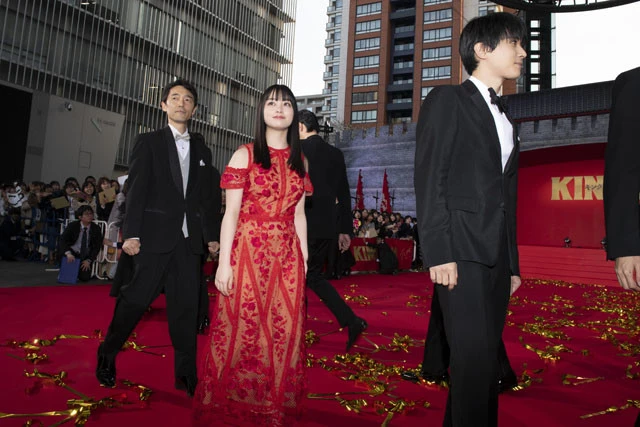 集まった700人のファンを前に笑顔で歩く橋本