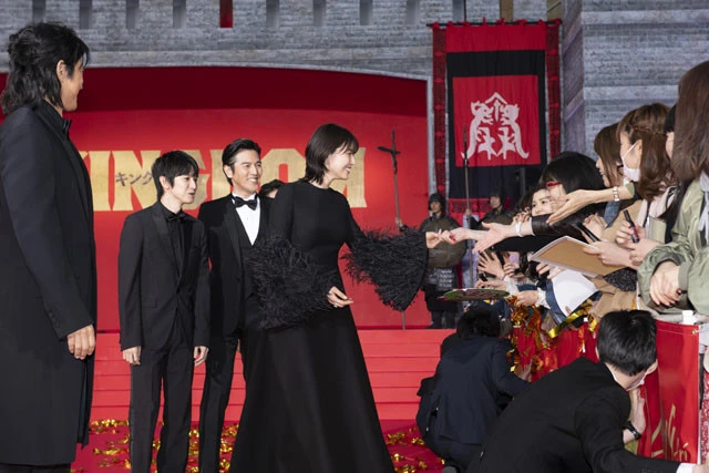 集まったファンに大沢から渡されたプレゼントを長澤が手渡す場面も