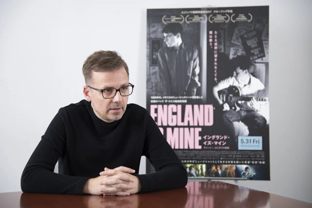 本作が、長編映画監督作品第1作目となるマーク・ギル監督。モリッシーと同郷、マンチェスター生まれ