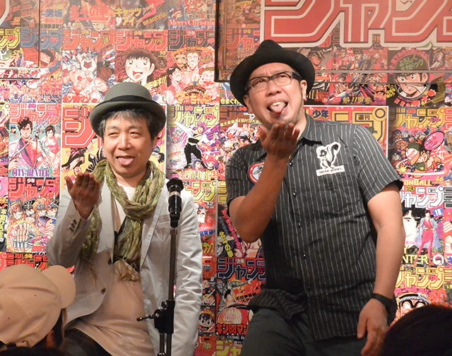 お笑いコンビ「漫画家」として長田先生(右)と新ネタを披露