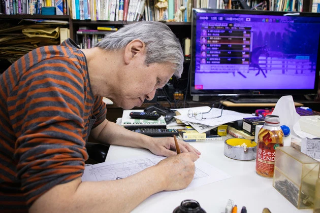 デビューから50年、着色以外の執筆は紙とペンで。ペン入れから仕上げまで、原稿1枚につき約1時間かかる