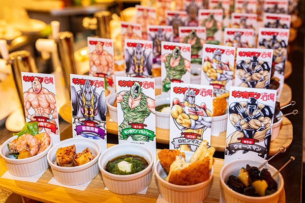 「キン肉マン超人総選挙2019」のトップ5の超人をモチーフに作られたキン肉マン超人総選挙TOP5オードブルプレート。嶋田先生は、ウォーズマンの「シャシリク(ロシア風バーベキュー)」がオススメとのことです