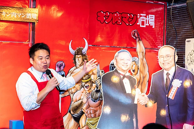 ゆでたまご両先生のパネルが皆さんをお出迎え。一緒に握手をして記念撮影できる!