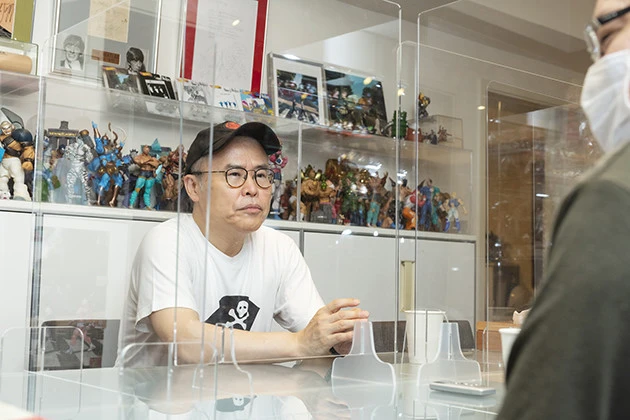 中井先生の仕事場スタジオ・エッグ内には、以前なかったアクリル板の仕切りが新設。対策にも十分気を使いながらの執筆作業が今後も続く