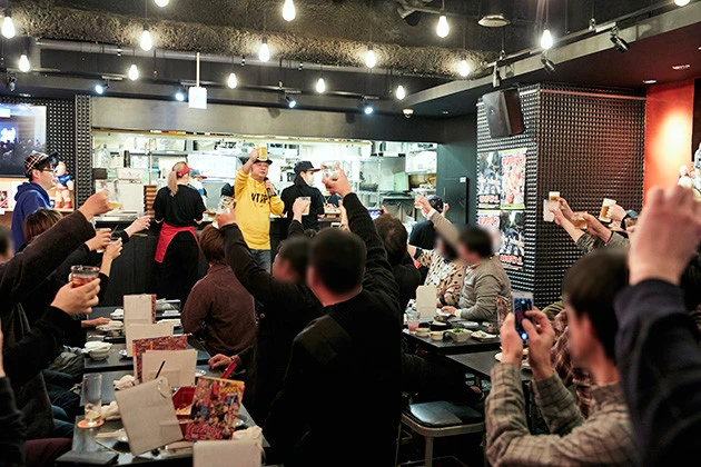 ゆでたまご・嶋田先生の降臨に沸く「キン肉マン酒場」