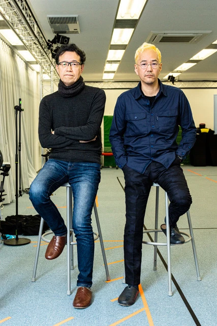 荒牧伸志監督（左）と神山健治監督。モーションキャプチャで使用する広々としたスタジオで撮影。ここで、『攻殻機動隊　ＳＡＣ_２０４５』のリアルな動きがつくられる
