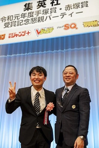 2019年下期の第91回赤塚賞に入選したおぎぬまXさんと、同賞パーティに出席されていたゆでたまご・嶋田先生(撮影/榊 智朗)