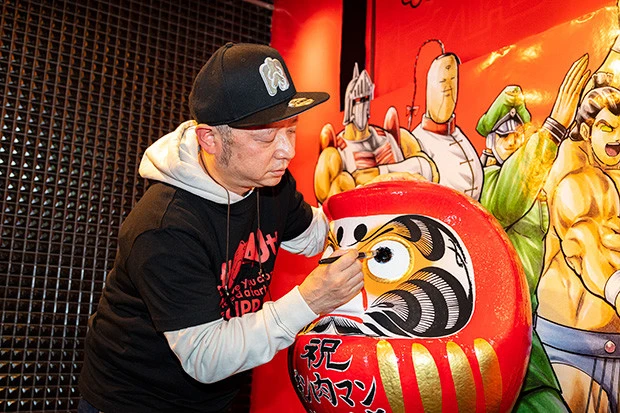 だるまの目入れをする嶋田先生。片方で止めた理由とは