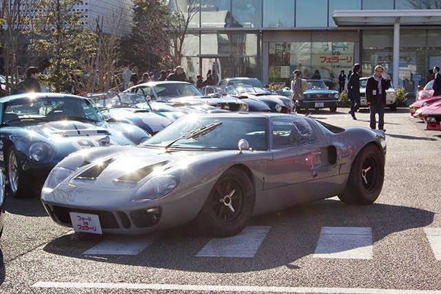 堂本が運転してきた「フォード GT40 マークII」。堂本は「乗り心地なんてよくないんですよ。でもわくわくするんですよ」とうれしそうに明かした