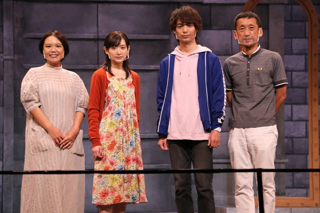 左から原作者・辻村深月、生駒里奈、溝口琢矢、演出・成井豊