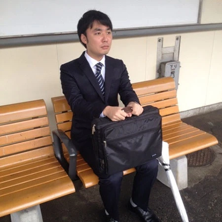 裸から一転、スーツ姿で就職活動に励んだ時期も。デザイン会社に就職し、マンガ家を諦めかけた