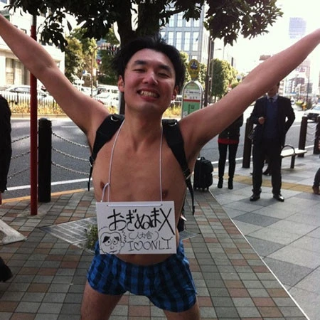 ライブ出演のほか、裸で新店オープンに並ぶなど、体を張っていた芸人時代。マンガ家への転身で当時のファンは離れたが、今でも家族を連れてマンガイベントに来てくれる人も